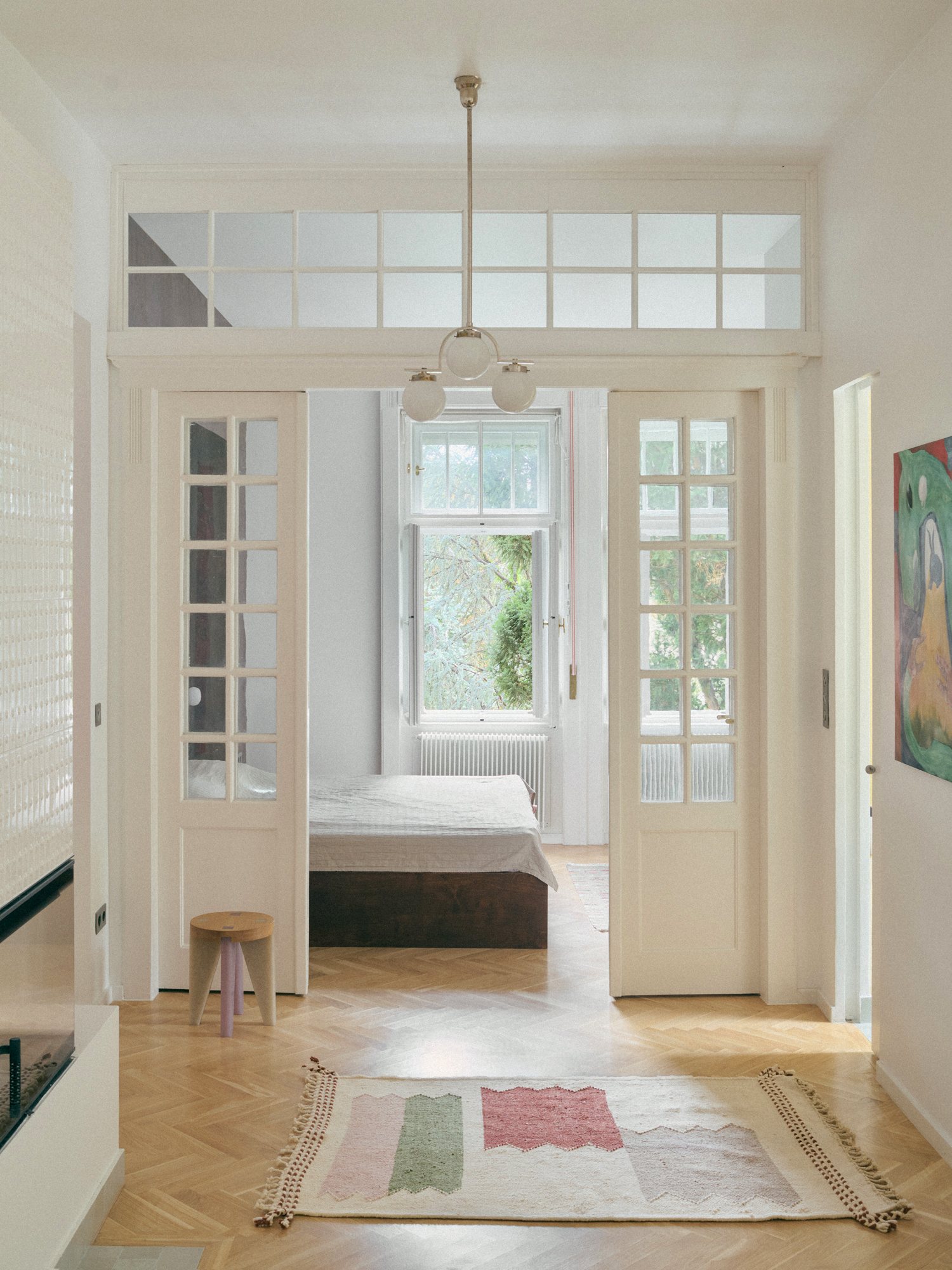 B6 apartment: glazed double doors opening onto the bedroom