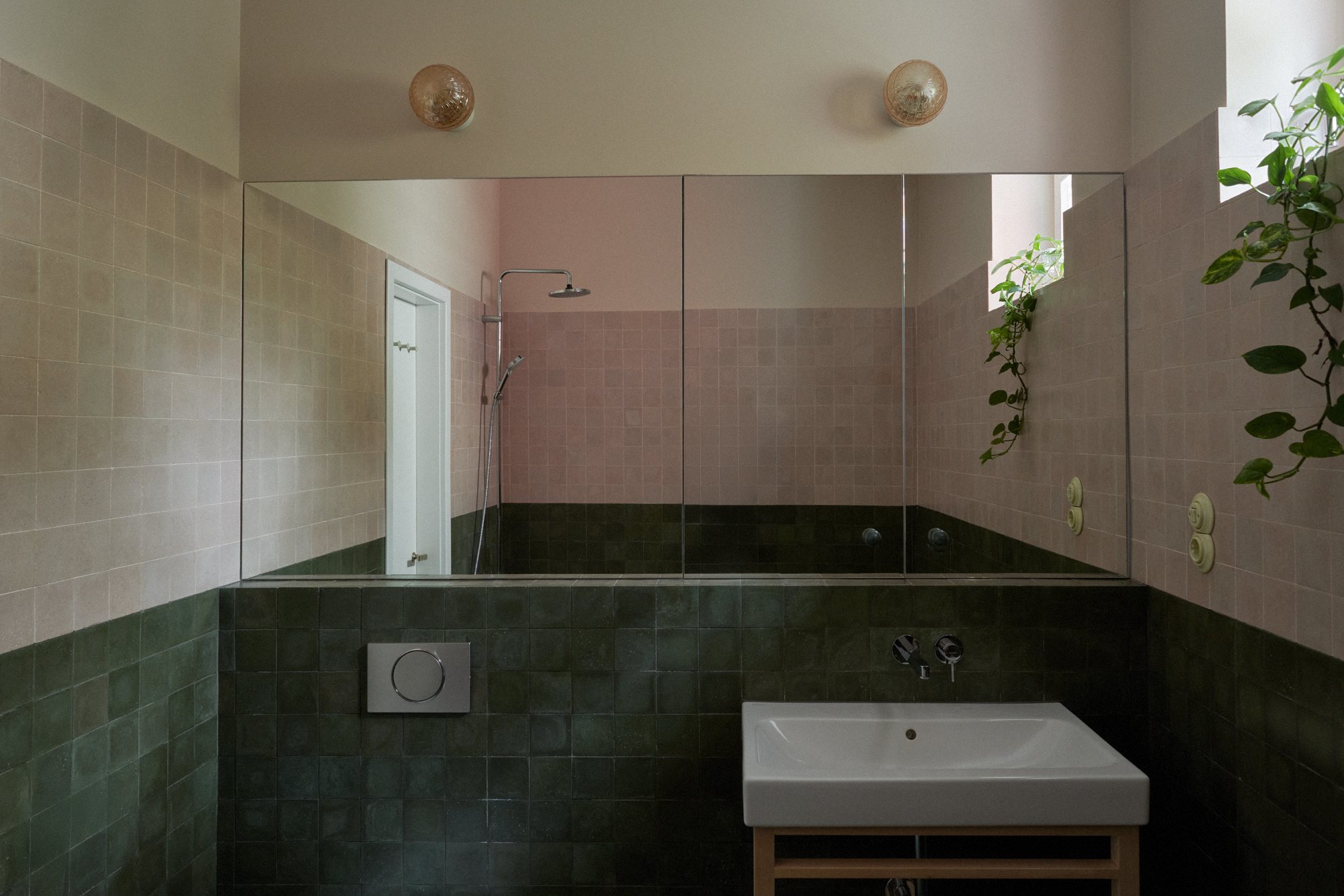 E6 apartment: bathroom with green and pink tiles