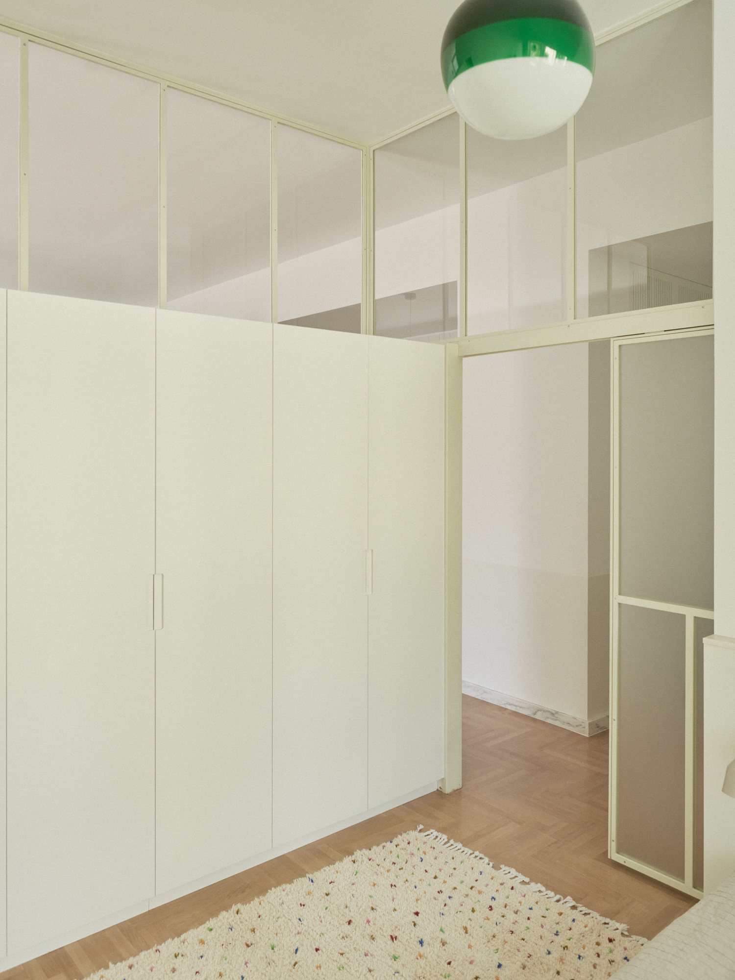 E6 apartment: bedroom with a built-in wardrobe and glazed partition
